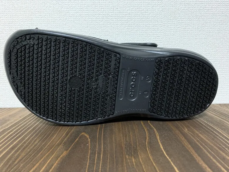 クロックスのビストロは滑りにくいから立ち仕事で疲れないサンダル