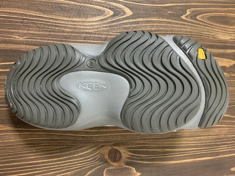 KEENのヨギは滑りにくくて軽いから立ち仕事で疲れない