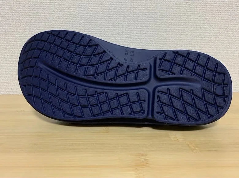 滑るサンダルの靴底のイメージ