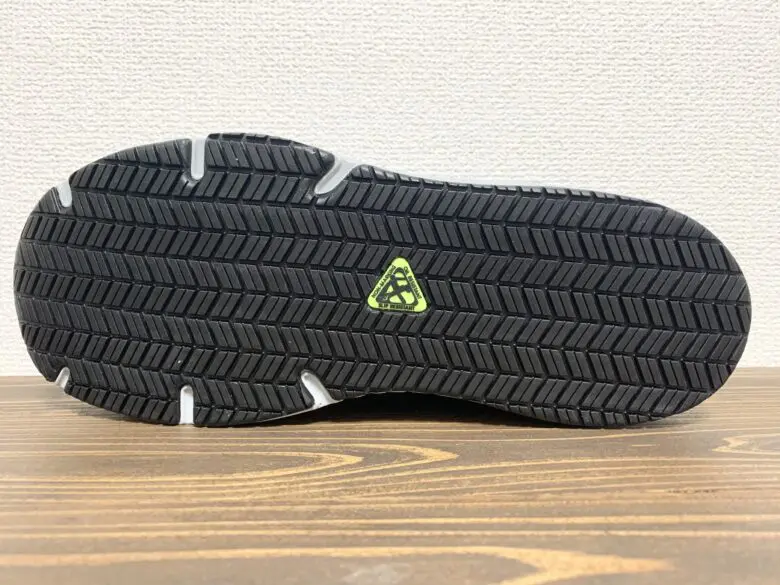 ニューバランス412は滑りにくい